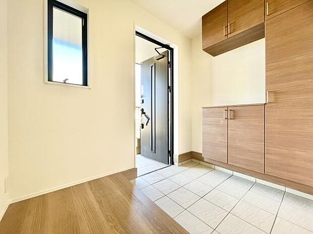 ■■玄関■■人を迎え入れる最初の場所だからこそ、清潔感がある空間にして頂ける様にゆとりあるシューズボックスを設置しました。おでかけの時も帰った時も、「我が家」を最初に感じでもらえる素敵な空間に。