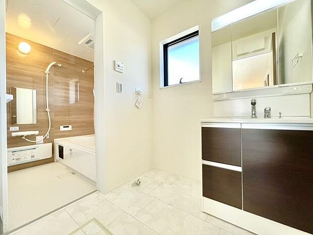 ■■清潔な空間■■毎日使うものだから清潔な空間を保ちたい水回り。洗面にはそんな願いを解消させてくれる収納アイデアが満載です。三面鏡の裏側にはキャビネットが現れ小物から背の高い物まで収納できます。