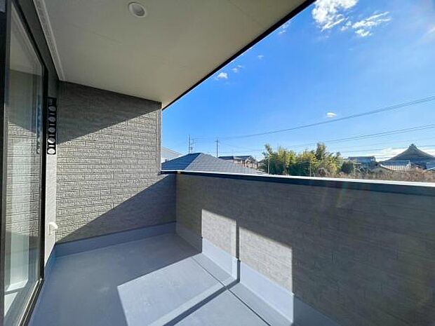 ■■開放感感じるバルコニー■■頬をなでる優しい風を感じることが出来るバルコニー。つい深呼吸をしたくなる気持ちの良い場所はこのお部屋の自慢です。お洗濯物を干すスペースとしても十分な広さがあります。