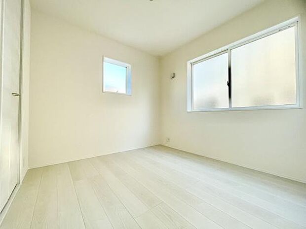 ■■明るい居室■■温もりある自然光を感じていただける居室です。飽きのこないナチュラルカラーの床にホワイトの壁紙は、色褪せることのない心地良さを作ります。