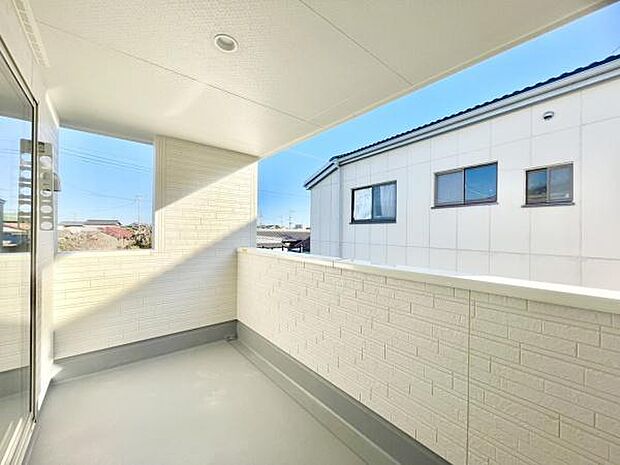 ■■開放感感じるバルコニー■■頬をなでる優しい風を感じることが出来るバルコニー。つい深呼吸をしたくなる気持ちの良い場所はこのお部屋の自慢です。お洗濯物を干すスペースとしても十分な広さがあります。