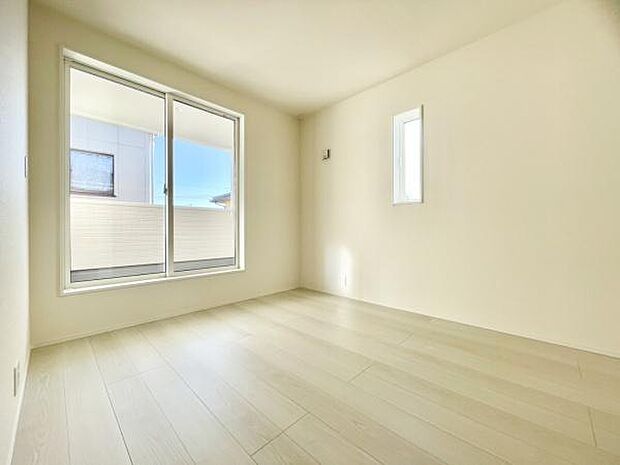 ■■居室■■各居室ごとにデザイン性のある窓を配置しました。壁面にはデスクやベット等の家具を置きやすいように高さや位置にも配慮しました。自分だけのお気に入りの空間を是非ご体感下さい。