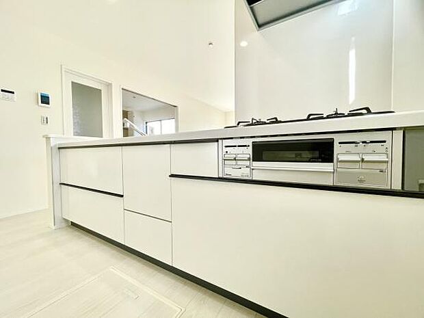 ■■対面キッチン■■キッチンは収納数もさる事ながら、リビングで寛ぐ家族や小さなお子様を見守りながら料理が出来る「対面式の温もり設計」。キッチンから立ち込める香りが今日の料理を期待させます