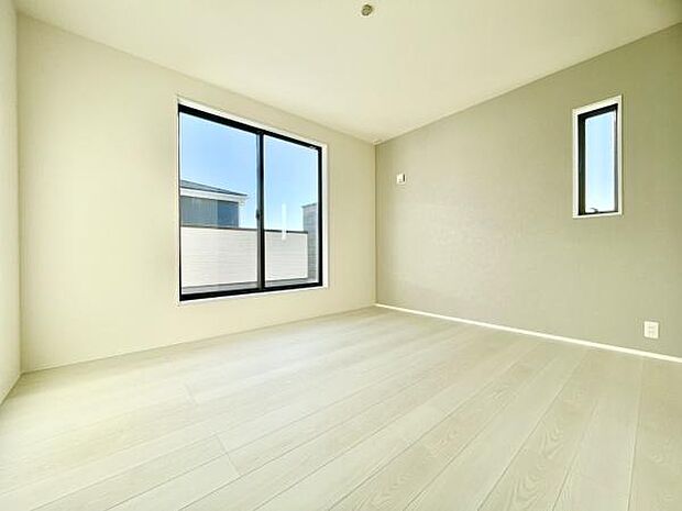 ■■メインベッドルーム■■ウォークinクローゼット付の広い主寝室。プライベートを保ちながらもバランスよく配置された窓から緩やかな陽が射し込み、広い空間を光が満たしていきます。