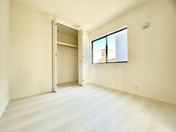 ■■明るい居室■■温もりある自然光を感じていただける居室です。飽きのこないナチュラルカラーの床にホワイトの壁紙は、色褪せることのない心地良さを作ります。