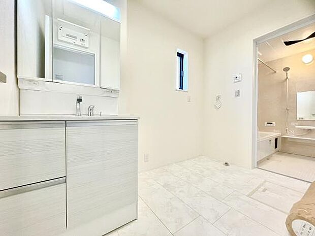 ■■清潔な空間■■毎日使うものだから清潔な空間を保ちたい水回り。洗面にはそんな願いを解消させてくれる収納アイデアが満載です。三面鏡の裏側にはキャビネットが現れ小物から背の高い物まで収納できます。