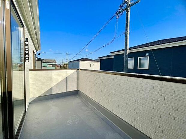 ■■開放感感じるバルコニー■■頬をなでる優しい風を感じることが出来るバルコニー。つい深呼吸をしたくなる気持ちの良い場所はこのお部屋の自慢です。お洗濯物を干すスペースとしても十分な広さがあります。