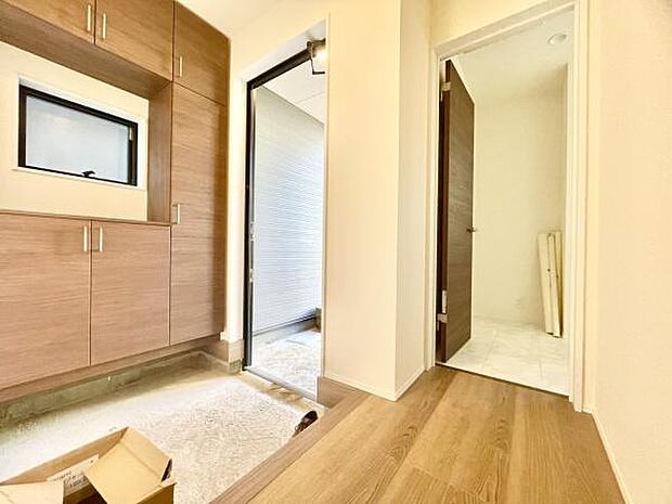 ■■玄関■■人を迎え入れる最初の場所だからこそ、清潔感がある空間にして頂ける様にゆとりあるシューズボックスを設置しました。おでかけの時も帰った時も、「我が家」を最初に感じでもらえる素敵な空間に。