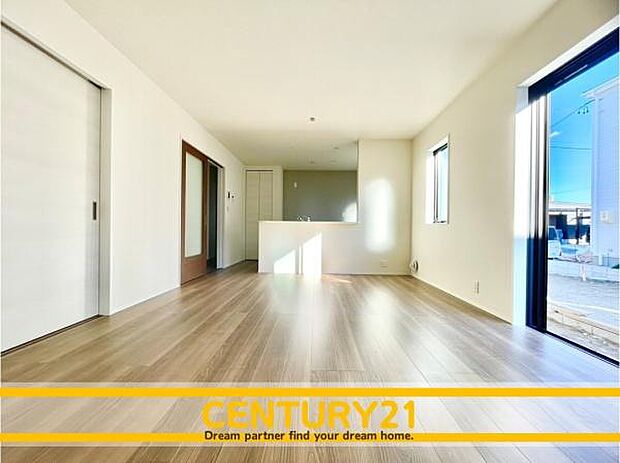 ■■憩いのリビング■■くつろぎを愉しむリビングルームは憩いの場となります。リビングとダイニングの空間機能を活かし、巧みに使い分ける発想が、ライフスタイルに新しいゆとりをもたらします。