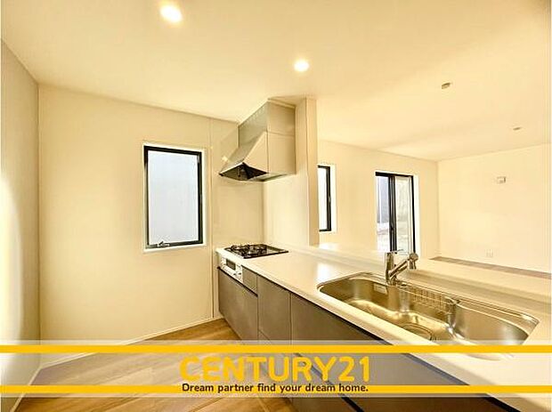 ■■広々キッチン■■大型の冷蔵庫やレンジボードもしっかり置ける広々としたキッチンスペースが大事。ゆとりある空間で作業ができるとお料理の腕も日に日に上がりそうな気がしてきます。