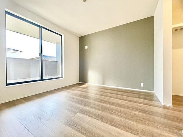 ■■メインベッドルーム■■ウォークinクローゼット付の広い主寝室。プライベートを保ちながらもバランスよく配置された窓から緩やかな陽が射し込み、広い空間を光が満たしていきます。