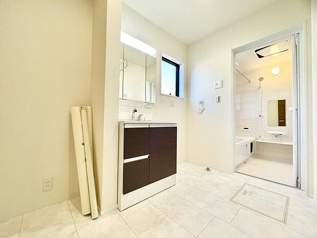 ■■清潔な空間■■毎日使うものだから清潔な空間を保ちたい水回り。洗面にはそんな願いを解消させてくれる収納アイデアが満載です。三面鏡の裏側にはキャビネットが現れ小物から背の高い物まで収納できます。