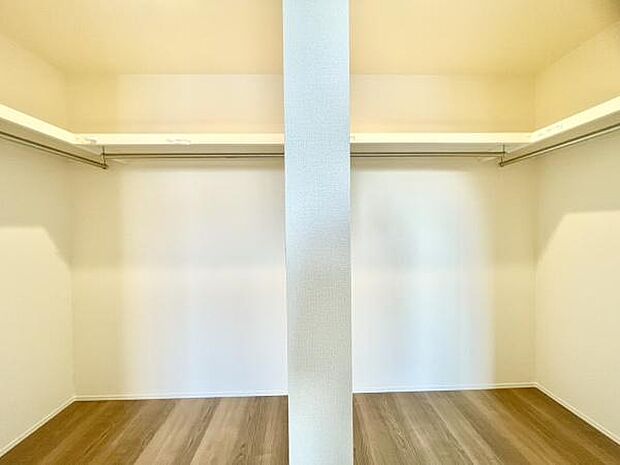 ■■ウォークインクローゼット■■スーツ類から丈の長いコート類まで何でも収納できる便利なスペースです。衣装ケースと併用することでセーター類なども収納でき自分だけのスペースにカスタマイズできます。