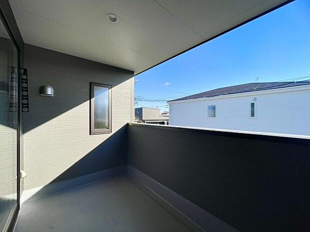 ■■開放感感じるバルコニー■■頬をなでる優しい風を感じることが出来るバルコニー。つい深呼吸をしたくなる気持ちの良い場所はこのお部屋の自慢です。お洗濯物を干すスペースとしても十分な広さがあります。