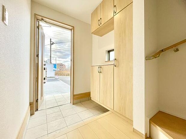 ■■玄関■■人を迎え入れる最初の場所だからこそ、清潔感がある空間にして頂ける様にゆとりあるシューズボックスを設置しました。おでかけの時も帰った時も、「我が家」を最初に感じでもらえる素敵な空間に。