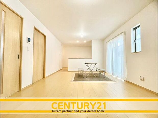 ■■憩いのリビング■■くつろぎを愉しむリビングルームは憩いの場となります。リビングとダイニングの空間機能を活かし、巧みに使い分ける発想が、ライフスタイルに新しいゆとりをもたらします。