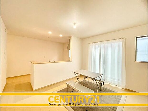 ■■ステキな時間を！■■忙しい朝でも、しっかり家族が揃って食事をして頂けるゆとりある大きさのダイニングスペース。奥様が作る手料理をカウンター越しに受けとって頂き、テーブルで囲む素敵な時間を存分に。