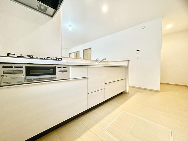 ■■対面キッチン■■キッチンは収納数もさる事ながら、リビングで寛ぐ家族や小さなお子様を見守りながら料理が出来る「対面式の温もり設計」。キッチンから立ち込める香りが今日の料理を期待させます