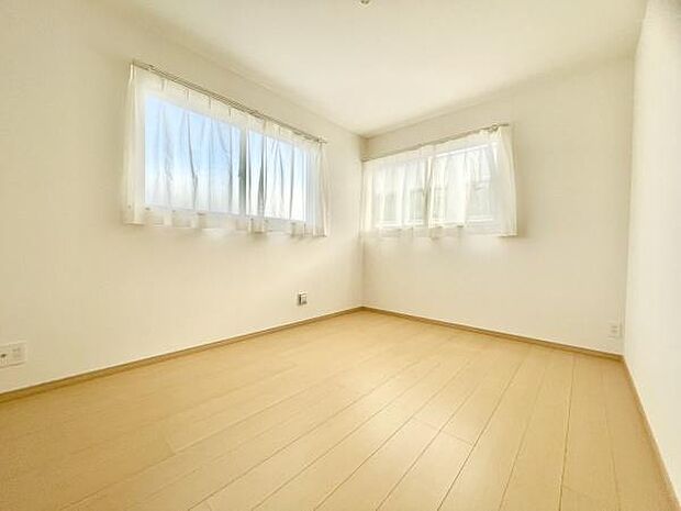 ■■明るい居室■■温もりある自然光を感じていただける居室です。飽きのこないナチュラルカラーの床にホワイトの壁紙は、色褪せることのない心地良さを作ります。