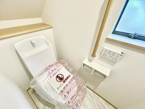 ■■Toilet■■清潔な空間を保ちたいトイレはオフホワイトでまとめました。毎日使う場所だからこそお手入れも楽々にできる機能が搭載されております。汚れが付着しにくい便器はお掃除も楽々です。