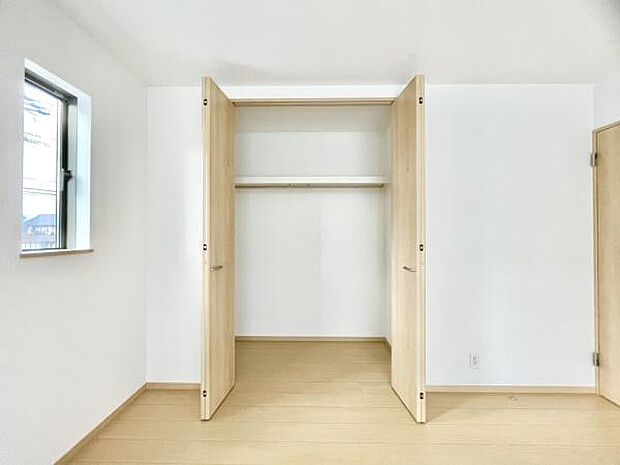 ■■closet■■クローゼットはスーツ類から丈の長いコート類まで何でも収納できる便利なスペースです。衣装ケースと併用することでセーター類なども収納でき自分だけのスペースにカスタマイズできます。