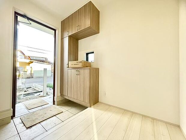 ■■玄関■■人を迎え入れる最初の場所だからこそ、清潔感がある空間にして頂ける様にゆとりあるシューズボックスを設置しました。おでかけの時も帰った時も、「我が家」を最初に感じでもらえる素敵な空間に。