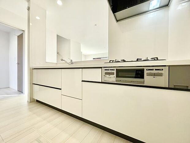 ■■対面キッチン■■キッチンは収納数もさる事ながら、リビングで寛ぐ家族や小さなお子様を見守りながら料理が出来る「対面式の温もり設計」。キッチンから立ち込める香りが今日の料理を期待させます