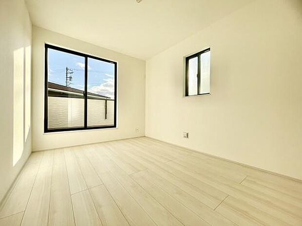 ■■メインベッドルーム■■ウォークinクローゼット付の広い主寝室。プライベートを保ちながらもバランスよく配置された窓から緩やかな陽が射し込み、広い空間を光が満たしていきます。