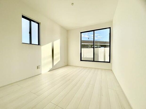 ■■明るい居室■■温もりある自然光を感じていただける居室です。飽きのこないナチュラルカラーの床にホワイトの壁紙は、色褪せることのない心地良さを作ります。