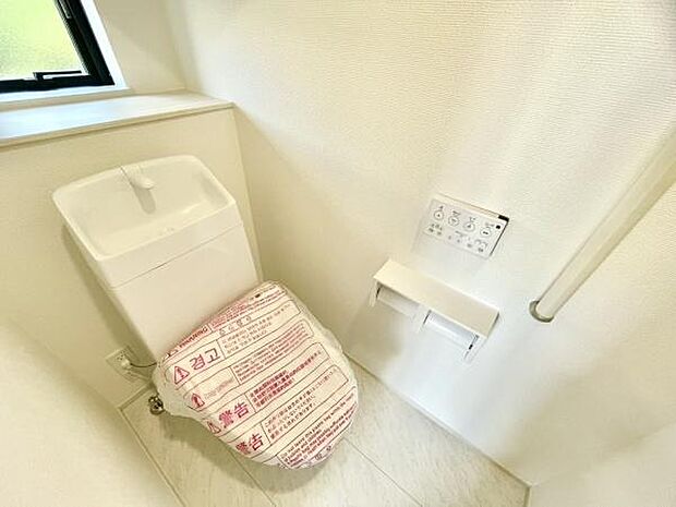 ■■Toilet■■清潔な空間を保ちたいトイレはオフホワイトでまとめました。毎日使う場所だからこそお手入れも楽々にできる機能が搭載されております。汚れが付着しにくい便器はお掃除も楽々です。