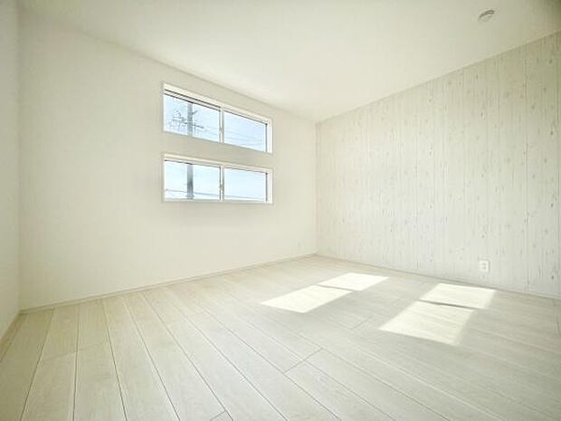 ■■メインベッドルーム■■ウォークinクローゼット付の広い主寝室。プライベートを保ちながらもバランスよく配置された窓から緩やかな陽が射し込み、広い空間を光が満たしていきます。