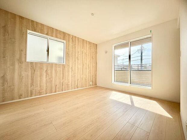 ■■メインベッドルーム■■ウォークinクローゼット付の広い主寝室。プライベートを保ちながらもバランスよく配置された窓から緩やかな陽が射し込み、広い空間を光が満たしていきます。