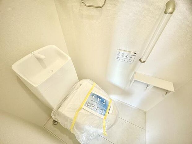 ■■Toilet■■清潔な空間を保ちたいトイレはオフホワイトでまとめました。毎日使う場所だからこそお手入れも楽々にできる機能が搭載されております。汚れが付着しにくい便器はお掃除も楽々です。