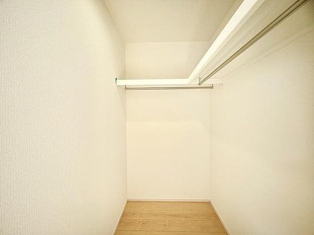 ■■ウォークインクローゼット■■スーツ類から丈の長いコート類まで何でも収納できる便利なスペースです。衣装ケースと併用することでセーター類なども収納でき自分だけのスペースにカスタマイズできます。