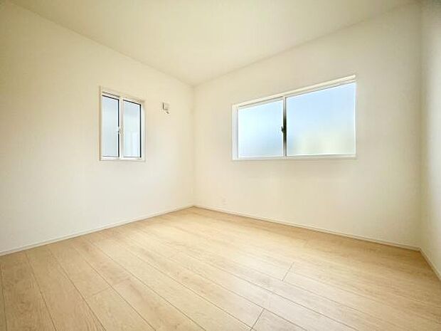 ■■明るい居室■■温もりある自然光を感じていただける居室です。飽きのこないナチュラルカラーの床にホワイトの壁紙は、色褪せることのない心地良さを作ります。