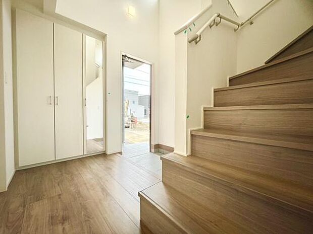 ■■玄関■■人を迎え入れる最初の場所だからこそ、清潔感がある空間にして頂ける様にゆとりあるシューズボックスを設置しました。おでかけの時も帰った時も、「我が家」を最初に感じでもらえる素敵な空間に。