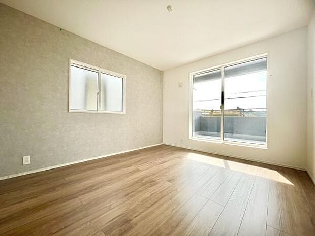 ■■メインベッドルーム■■ウォークinクローゼット付の広い主寝室。プライベートを保ちながらもバランスよく配置された窓から緩やかな陽が射し込み、広い空間を光が満たしていきます。