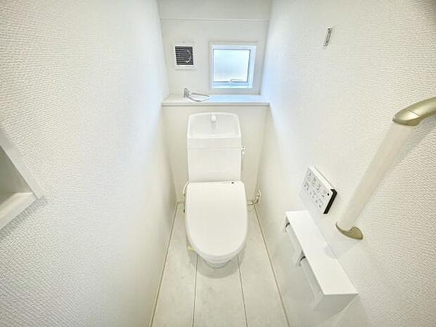 ■■Toilet■■清潔な空間を保ちたいトイレはオフホワイトでまとめました。毎日使う場所だからこそお手入れも楽々にできる機能が搭載されております。汚れが付着しにくい便器はお掃除も楽々です。
