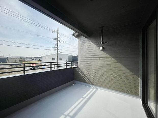 ■■開放感感じるバルコニー■■頬をなでる優しい風を感じることが出来るバルコニー。つい深呼吸をしたくなる気持ちの良い場所はこのお部屋の自慢です。お洗濯物を干すスペースとしても十分な広さがあります。