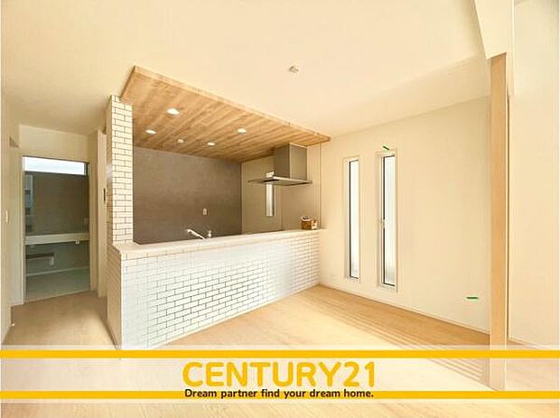 ■■ステキな時間を!■■忙しい朝でも、しっかり家族が揃って食事をして頂けるゆとりある大きさのダイニングスペース。奥様が作る手料理をカウンター越しに受けとって頂き、テーブルで囲む素敵な時間を存分に。