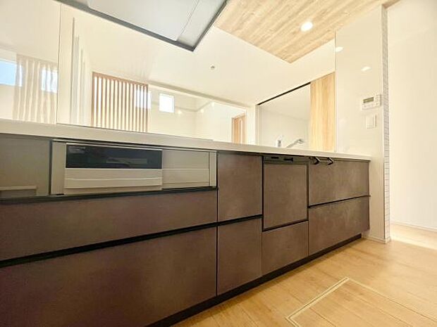 ■■対面キッチン■■キッチンは収納数もさる事ながら、リビングで寛ぐ家族や小さなお子様を見守りながら料理が出来る「対面式の温もり設計」。キッチンから立ち込める香りが今日の料理を期待させます