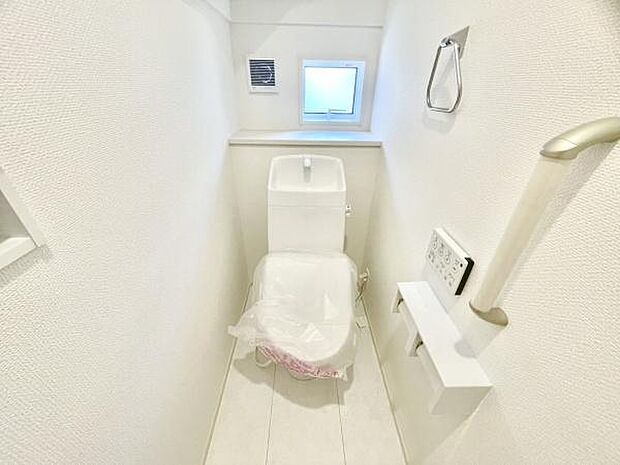 ■■Toilet■■清潔な空間を保ちたいトイレはオフホワイトでまとめました。毎日使う場所だからこそお手入れも楽々にできる機能が搭載されております。汚れが付着しにくい便器はお掃除も楽々です。