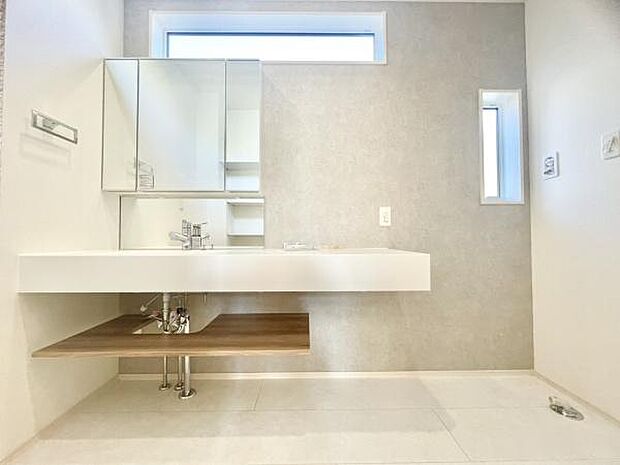 ■■清潔な空間■■毎日使うものだから清潔な空間を保ちたい水回り。洗面にはそんな願いを解消させてくれる収納アイデアが満載です。三面鏡の裏側にはキャビネットが現れ小物から背の高い物まで収納できます。