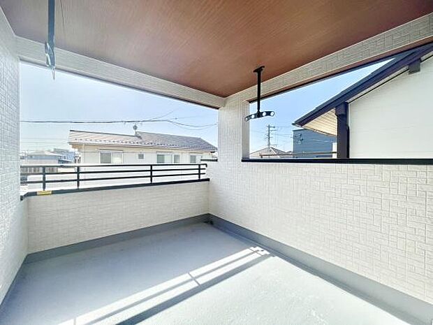 ■■開放感感じるバルコニー■■頬をなでる優しい風を感じることが出来るバルコニー。つい深呼吸をしたくなる気持ちの良い場所はこのお部屋の自慢です。お洗濯物を干すスペースとしても十分な広さがあります。