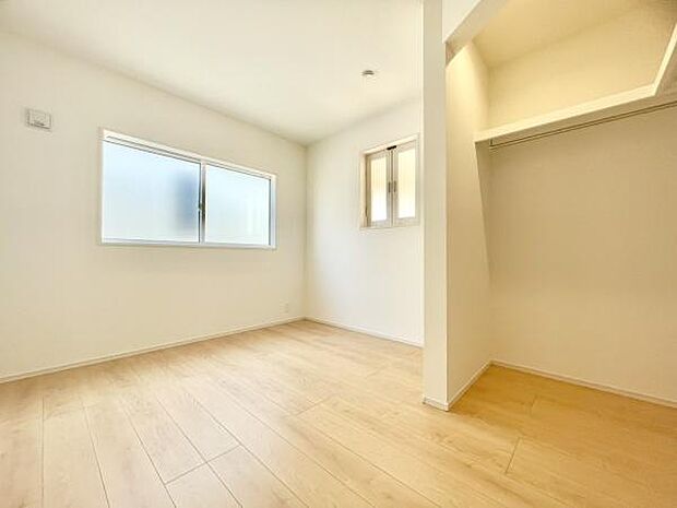 ■■居室■■各居室ごとにデザイン性のある窓を配置しました。壁面にはデスクやベット等の家具を置きやすいように高さや位置にも配慮しました。自分だけのお気に入りの空間を是非ご体感下さい。