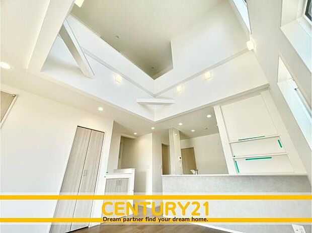 ■■憩いの場所■■パートナーや家族が集う憩いの空間。真新しい木目、Shadeのあるフローリングや白亜のクロスを陽の光、ダウンライトが照らし出し、家族・友人・知人の会話に華を咲かせます。