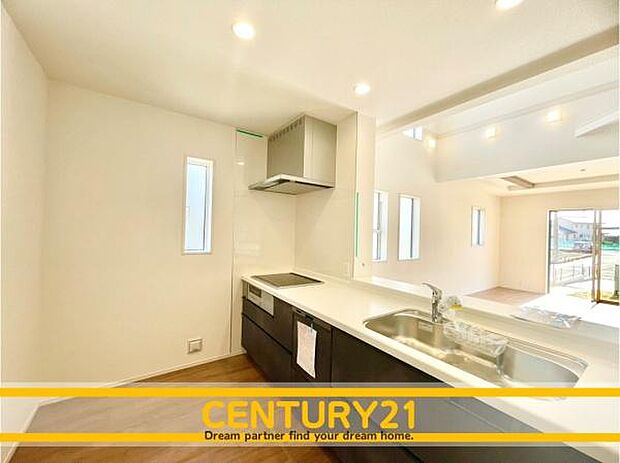 ■■広々キッチン■■大型の冷蔵庫やレンジボードもしっかり置ける広々としたキッチンスペースが大事。ゆとりある空間で作業ができるとお料理の腕も日に日に上がりそうな気がしてきます。