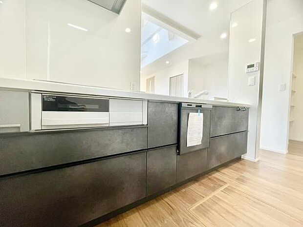 ■■対面キッチン■■キッチンは収納数もさる事ながら、リビングで寛ぐ家族や小さなお子様を見守りながら料理が出来る「対面式の温もり設計」。キッチンから立ち込める香りが今日の料理を期待させます