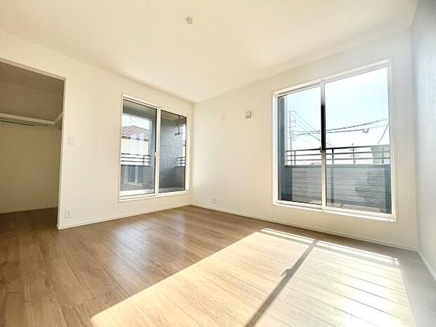 ■■メインベッドルーム■■ウォークinクローゼット付の広い主寝室。プライベートを保ちながらもバランスよく配置された窓から緩やかな陽が射し込み、広い空間を光が満たしていきます。