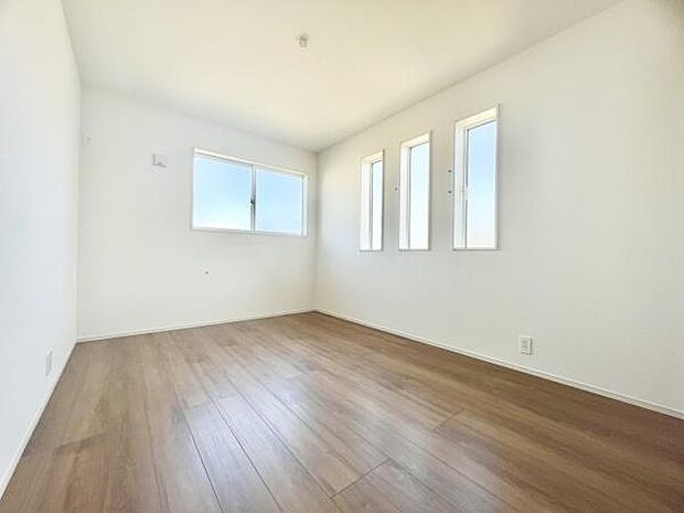 ■■明るい居室■■温もりある自然光を感じていただける居室です。飽きのこないナチュラルカラーの床にホワイトの壁紙は、色褪せることのない心地良さを作ります。